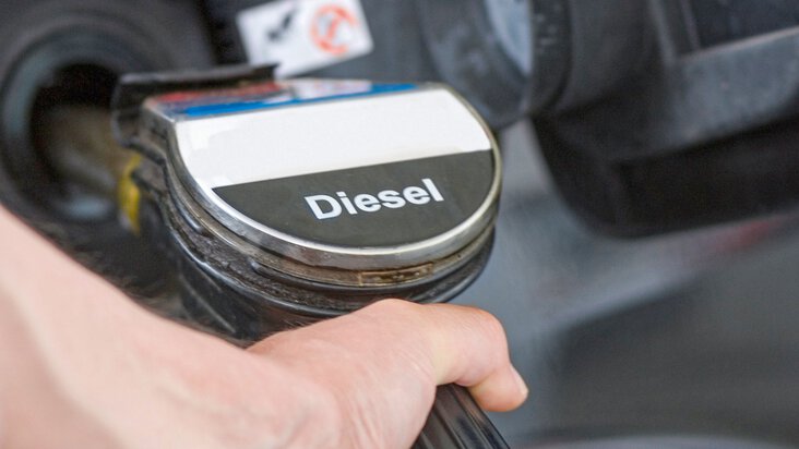 Auto wird mit Diesel betankt