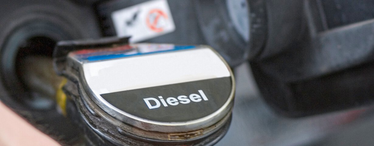 Hand beim Diesel tanken