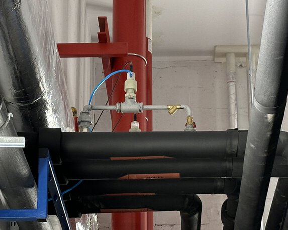 Ammonia detector (201040) in a superheated ammonia heat recovery system for central heating (CH) and domestic hot water (DHW) purposes