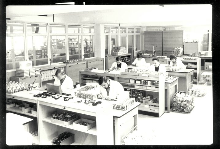 Montážní skupina elektronických regulátorů teploty v roce 1972