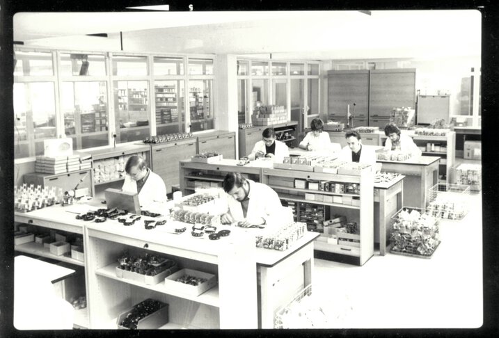 De assemblage groep van elektronische temperatuur regelaars in 1972