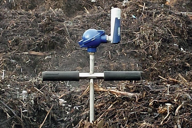 Wireless temperature probe in the composting