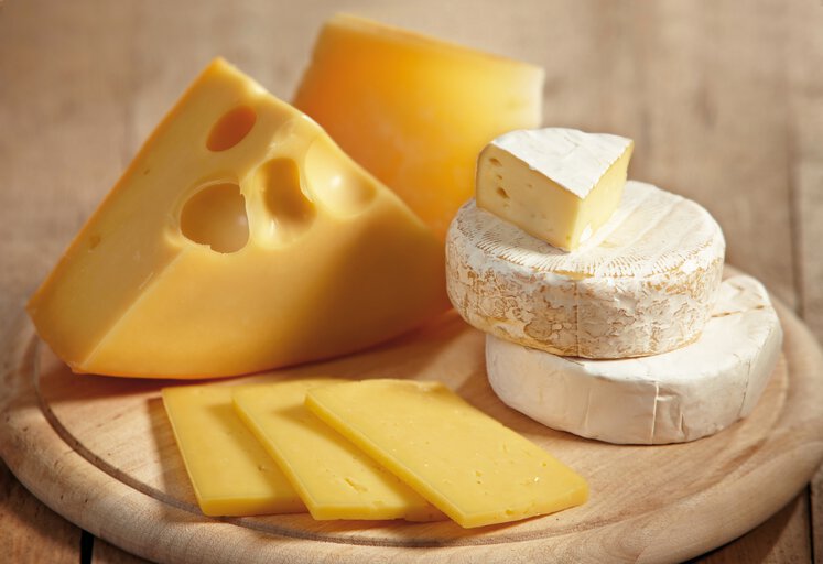 Measurement of pH, temperature and conductivity in cheese production