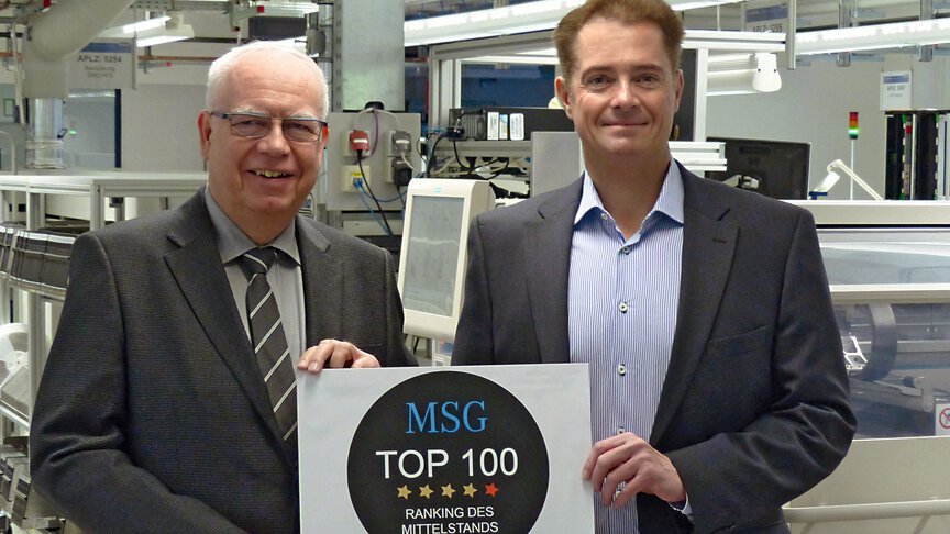 Bernhard og Michael Juchheim med prisen til Top 100 mellemstore virksomheder af MSG