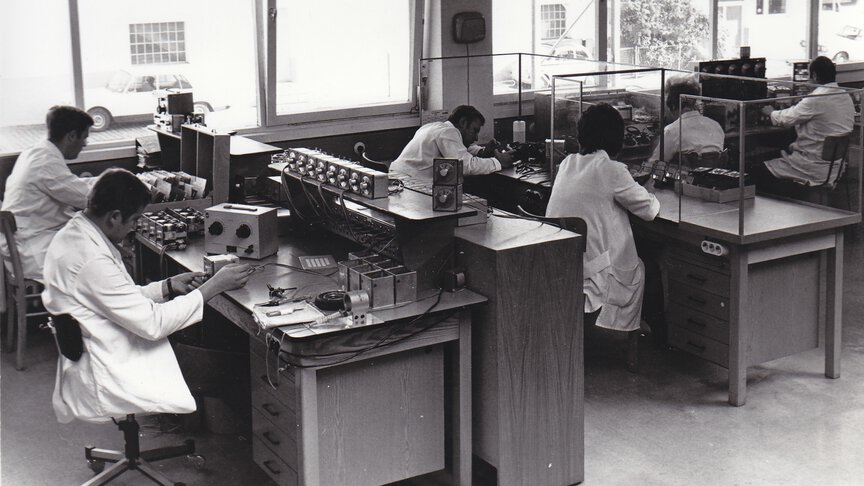 Produzione di controllori elettrici negli anni 60