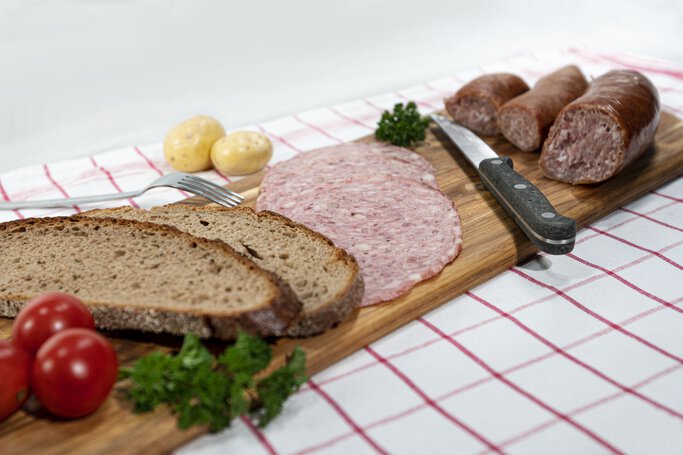 Schwartenmagen mit Brot und anderen Wurstspezialitäten