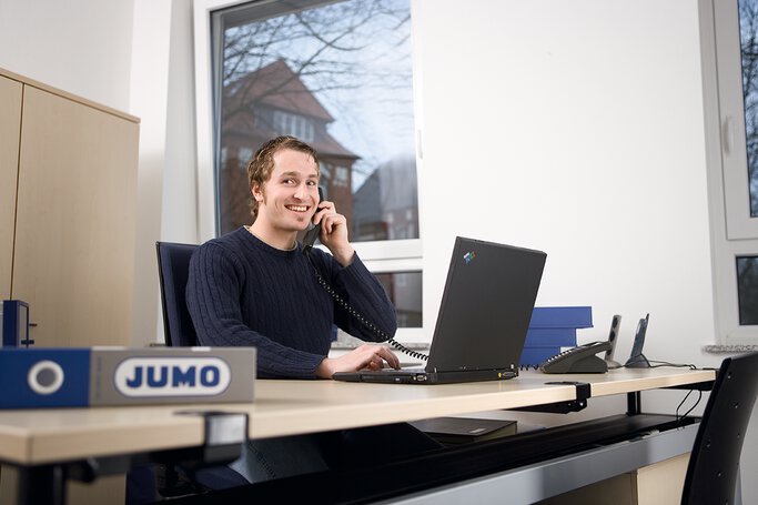 Bachelor-Student in der Elektrotechnik bei JUMO