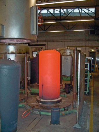 Zvonová pec při sejmutí topného pláště během fáze chlazení