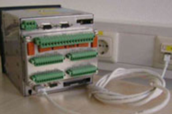 The standard patch cable is used to connect the JUMO LOGOSCREEN nt to a network socket in order to establish a connection to a hub, switch router, etc.