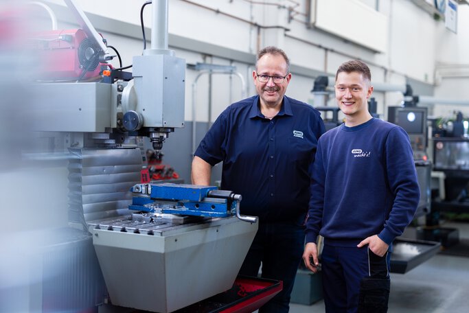 Bachelor-Studentin mit Facharbeiter im Maschinenbau bei JUMO