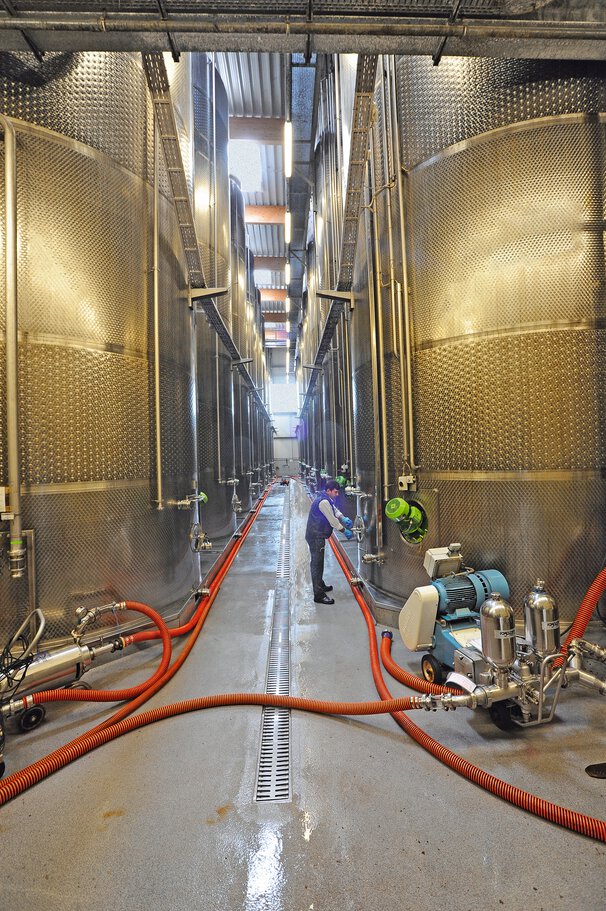 Tanks der Weinkellerei Welter