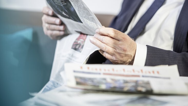 Bernhard Juchheim reads newspaper