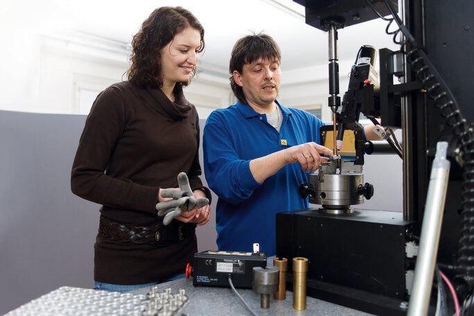 student with a specialist worker of mechanical engineering at JUMO