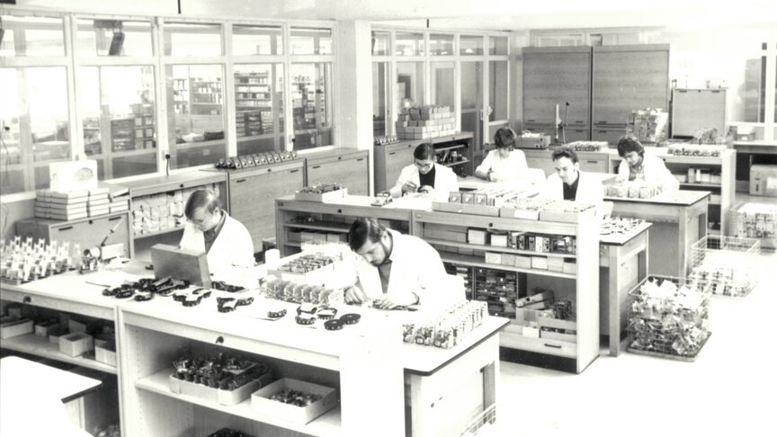 Assembly crew of the electric temperature controllers in 1972