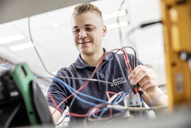 JUMO technician checks a device with a test device