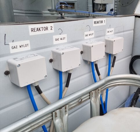 Measuring the differential pressure at the inlet and outlet of the bioreactor for air purification