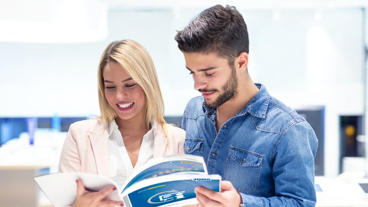Man and woman looking in a JUMO leaflet