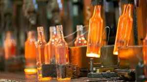 Glass level measurement in a bottle production plant