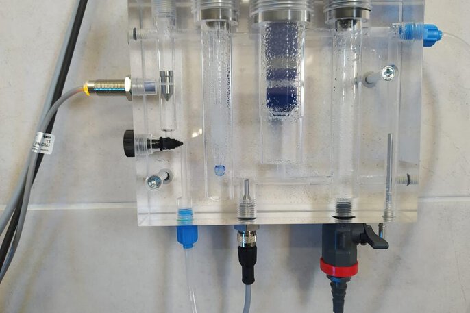 System for monitoring water in storage tanks, consisting of JUMO tecLine Cl2 free chlorine probes (202630) and JUMO tecLine pH electrode (201020).