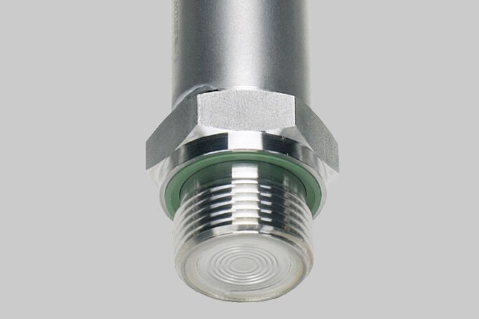 Pressure transmitter with flush membrane