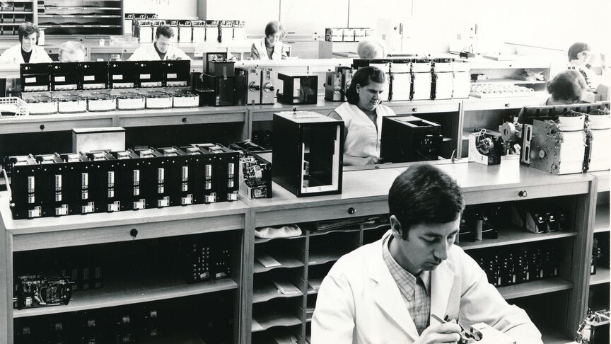 Montaż rejestratorów punktowych, regulatorów programowych i indukcyjnych w 1972 roku.