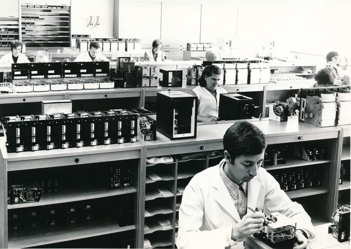 Assemblage van puntrecorders en inductieve regelaars in 1972