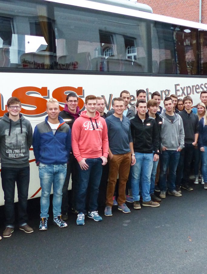 JUMO apprentices in front of a travel coach