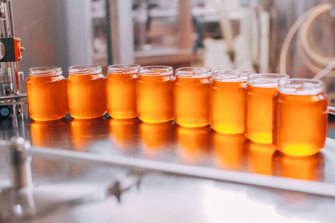 Jars with preserves on the production line – the result of heat treatment in hybrid ovens controlled by JUMO TYA HL302 (709082).