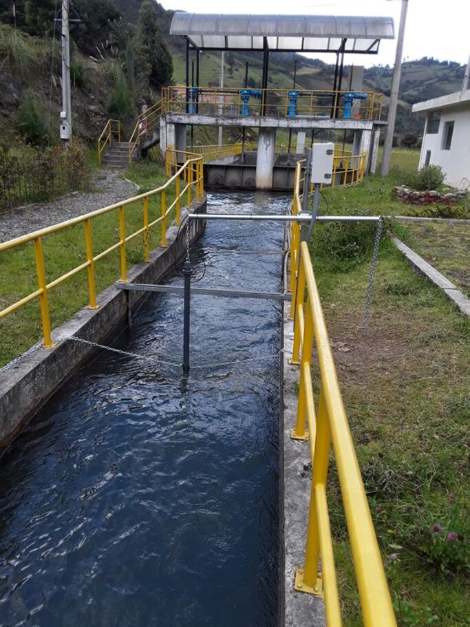 L'entrée du filtre à sédiments alimenté par l'eau de la rivière et une vue de l'installation de contrôle
