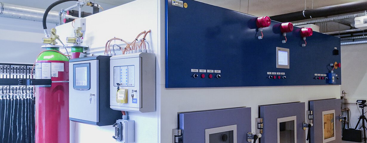 Batterietester in einer Klimakammer mit JUMO-SPS