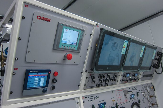 JUMO diraVIEW und LOGOSCREEN in a decompression chamber © IHC Hytech B.V.