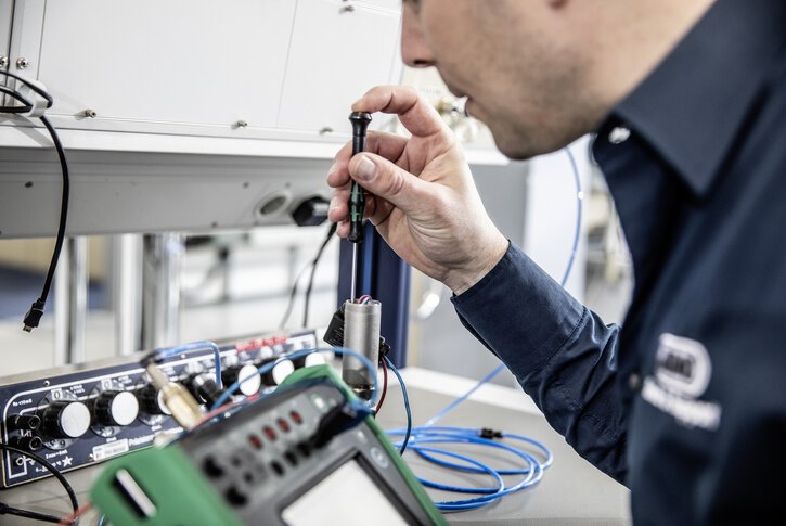 JUMO employees during pressure calibration in the DAkkS calibration laboratory