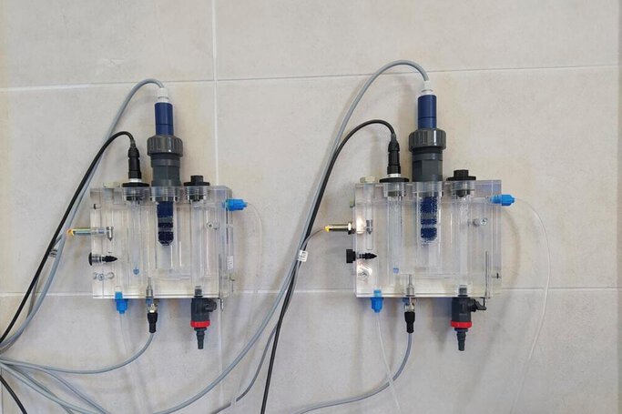 Chlorine measurement and dosing system with free chlorine sensors (202630) and pH electrode (201020)